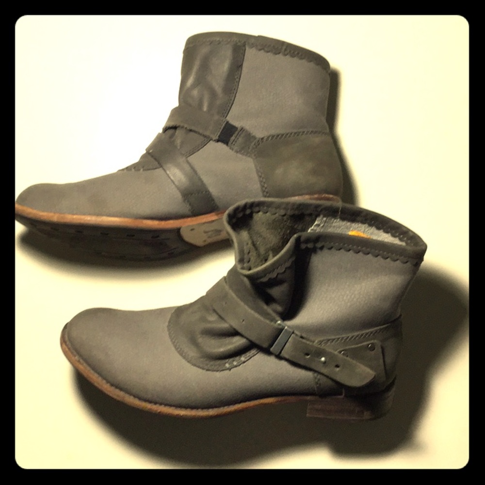 CAT Women’s Fashion Boots